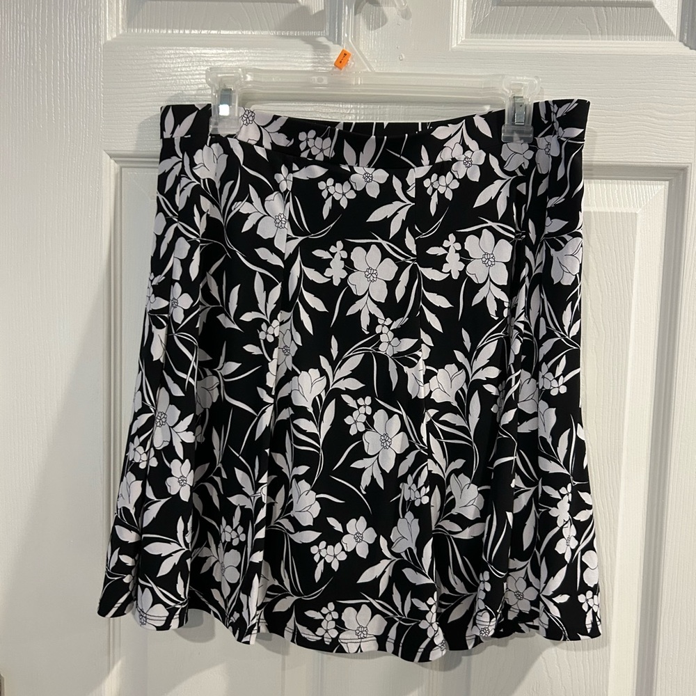 Susan Graver Size M Black/White Floral Printed Liquid Knit Pull-On Skort